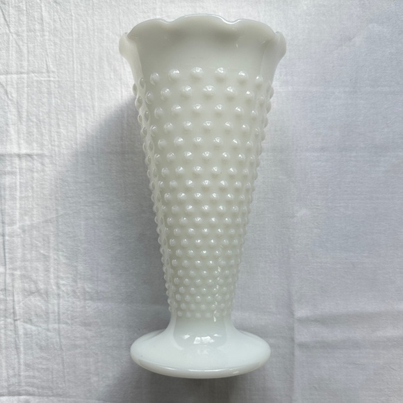 Large Hobnob Milk Glass Bouquet Vase - Picture 14 of 15